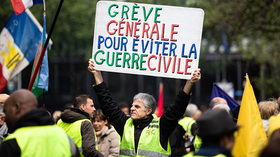 «Желтые жилеты» вышли на очередные протесты в Париже